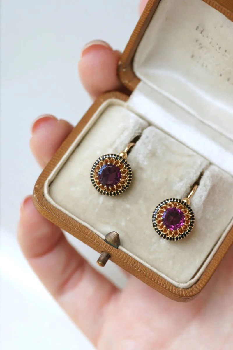 Boucles d'oreilles en or jaune, émail et grenats - Image 9