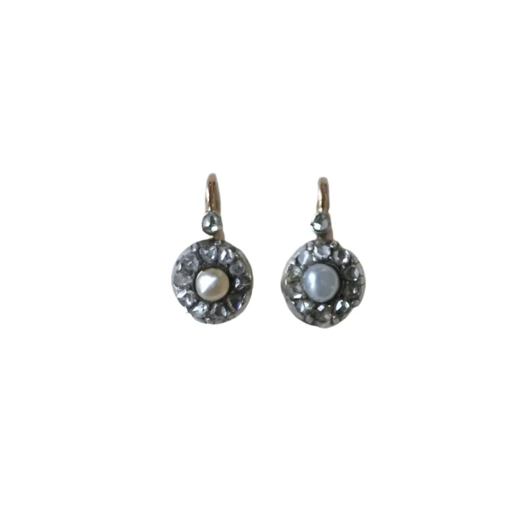 Boucles d'oreilles Dormeuses en or rose, argent, perles et dimants.