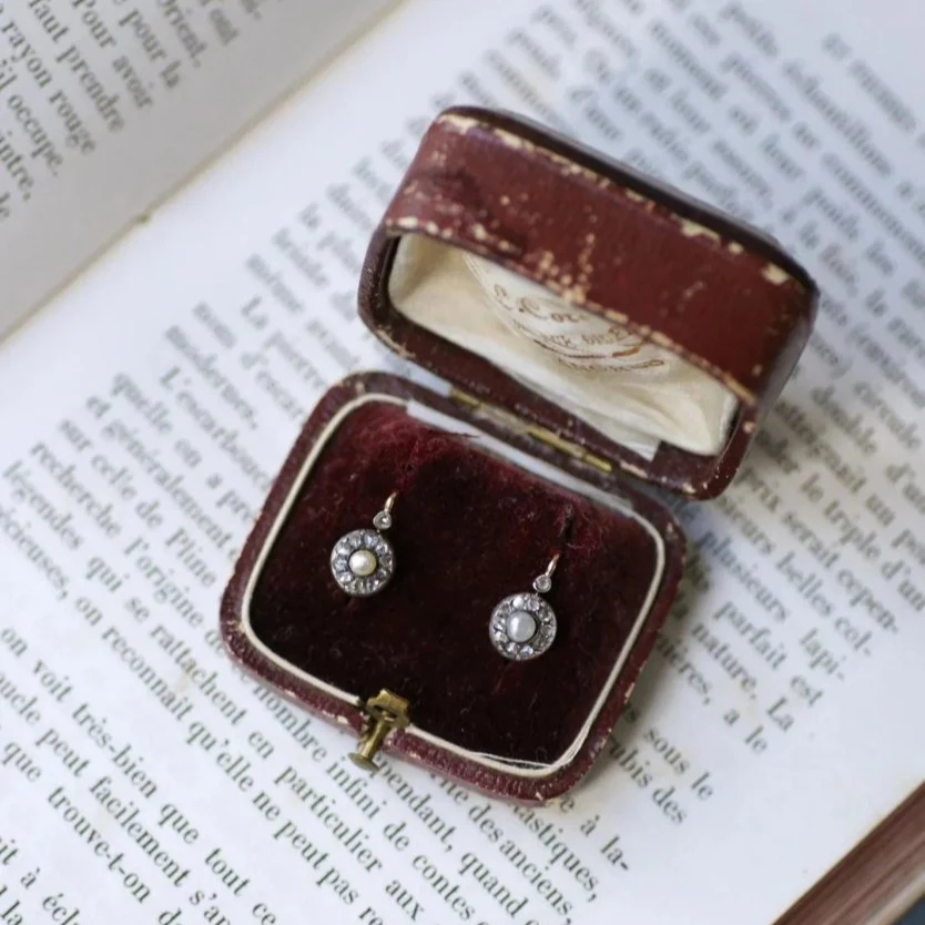 Boucles d'oreilles Dormeuses en or rose, argent, perles et dimants. - Image 3