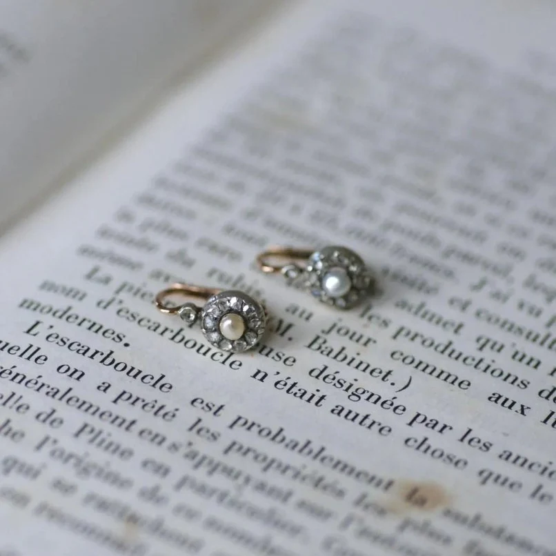Boucles d'oreilles Dormeuses en or rose, argent, perles et dimants. - Image 6
