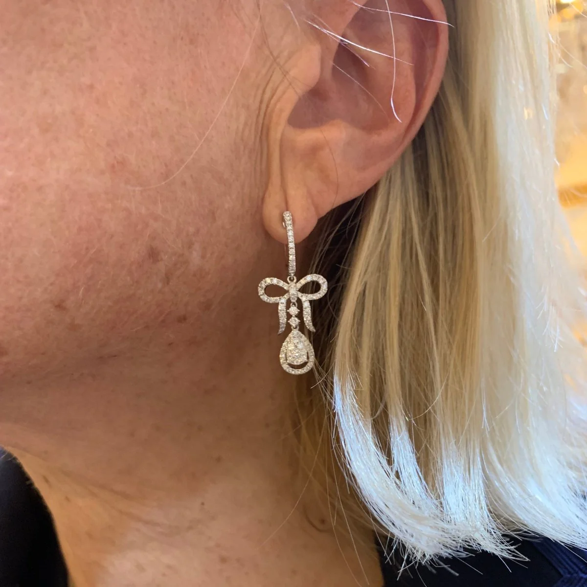 Boucles d'oreilles Dormeuses en or blanc et diamants - Image 2
