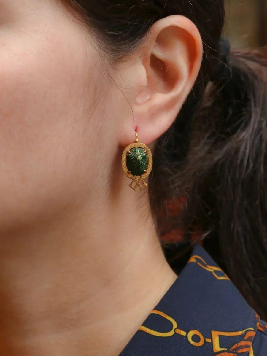 Boucles d'oreilles dormeuses or jaune scarabée - Image 5