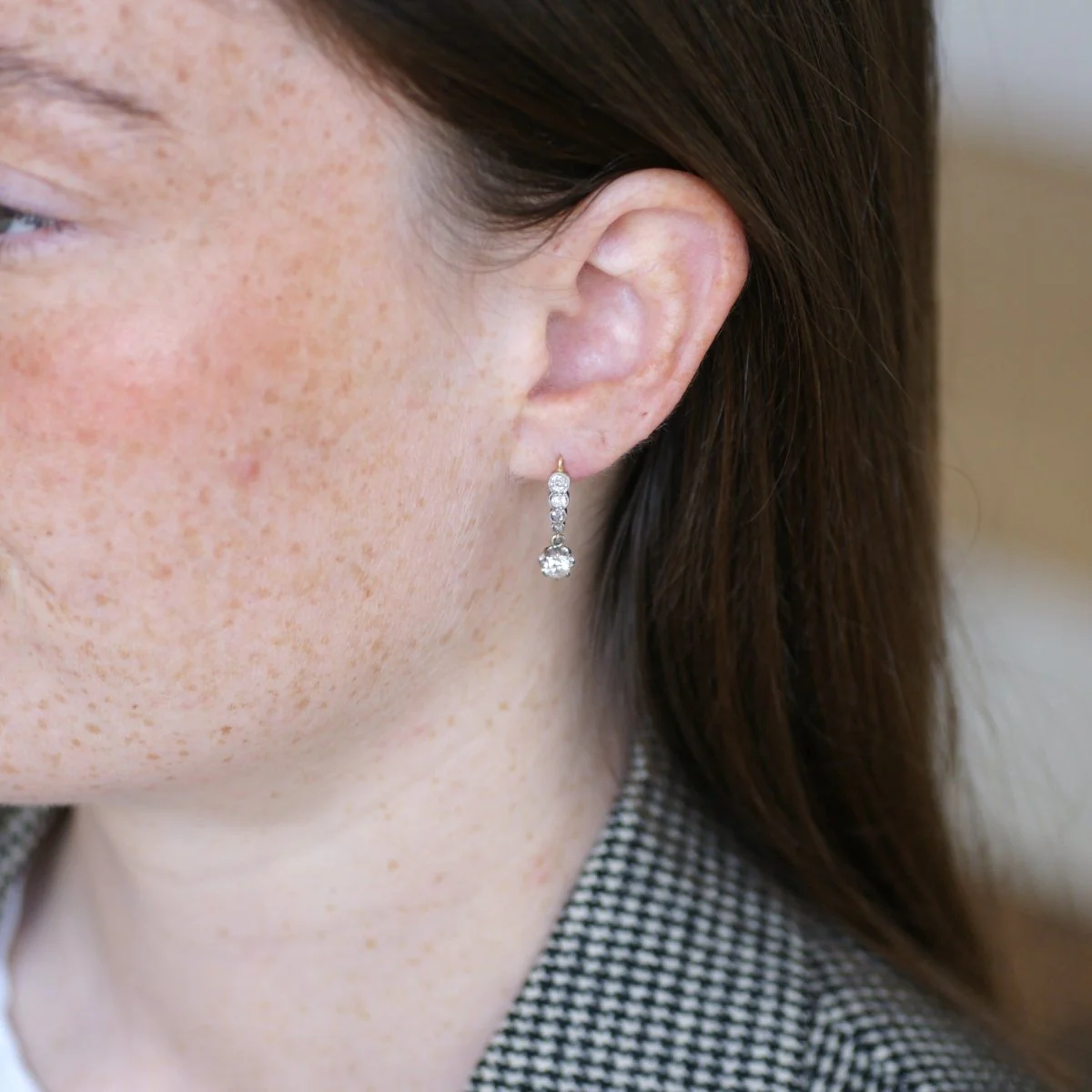 Boucles d'oreilles Dormeuses en or jaune, platine et diamants - Image 2