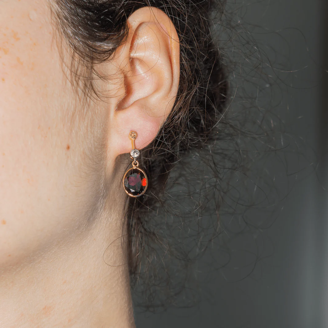 Boucles d'oreilles Dormeuses en or jaune, or blanc, platine, grenats et diamants - Image 2