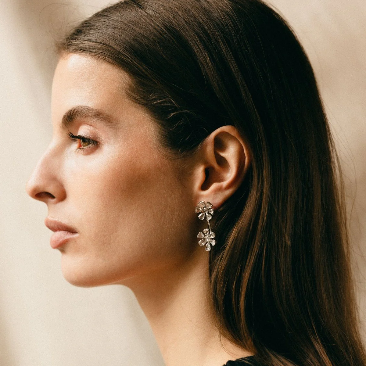 Boucles d'oreilles Double fleurs en or blanc et diamants - Image 2