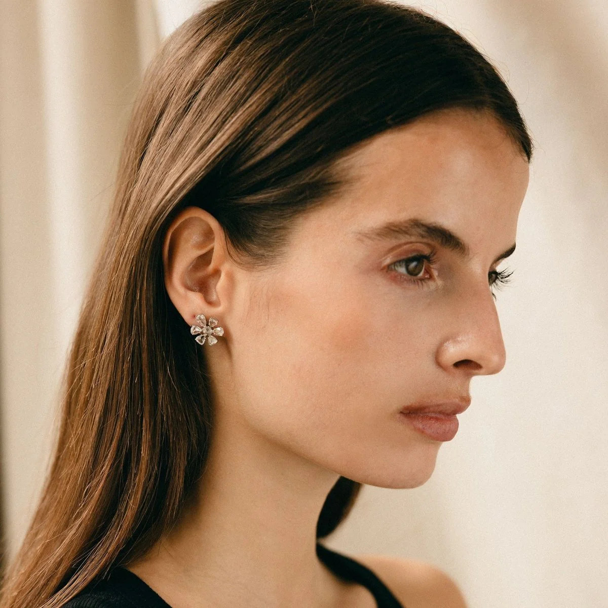 Boucles d'oreilles Double fleurs en or blanc et diamants - Image 3