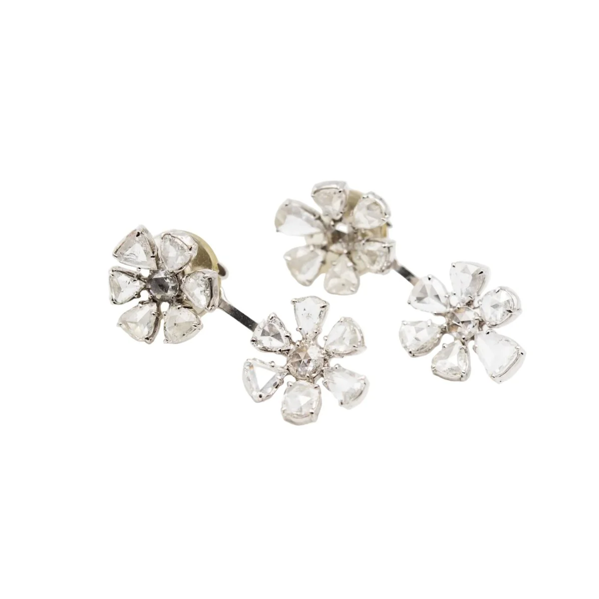 Boucles d'oreilles Double fleurs en or blanc et diamants - Image 5
