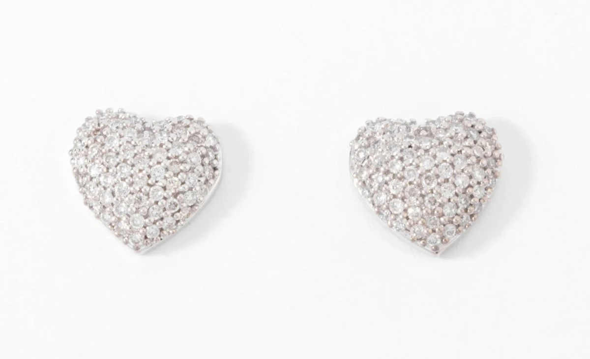 Boucles d'oreilles en gris formant des cœurs, pavée de diamant