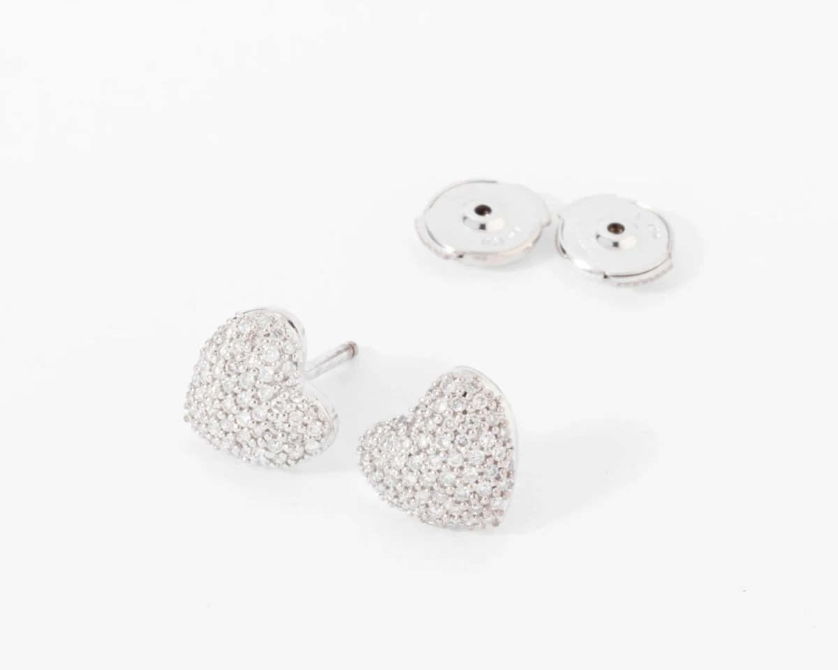 Boucles d'oreilles en gris formant des cœurs, pavée de diamant - Image 3