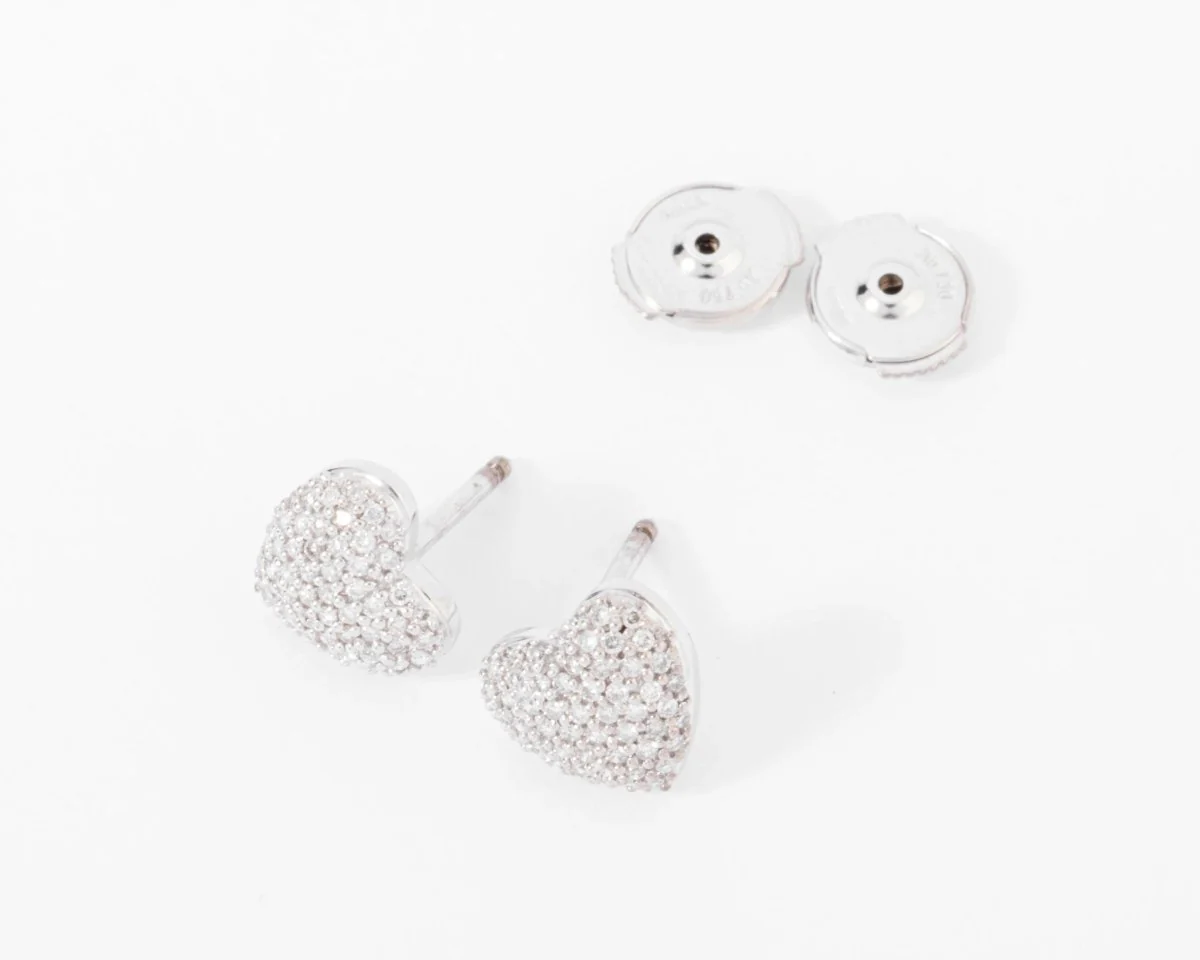 Boucles d'oreilles en gris formant des cœurs, pavée de diamant - Image 4