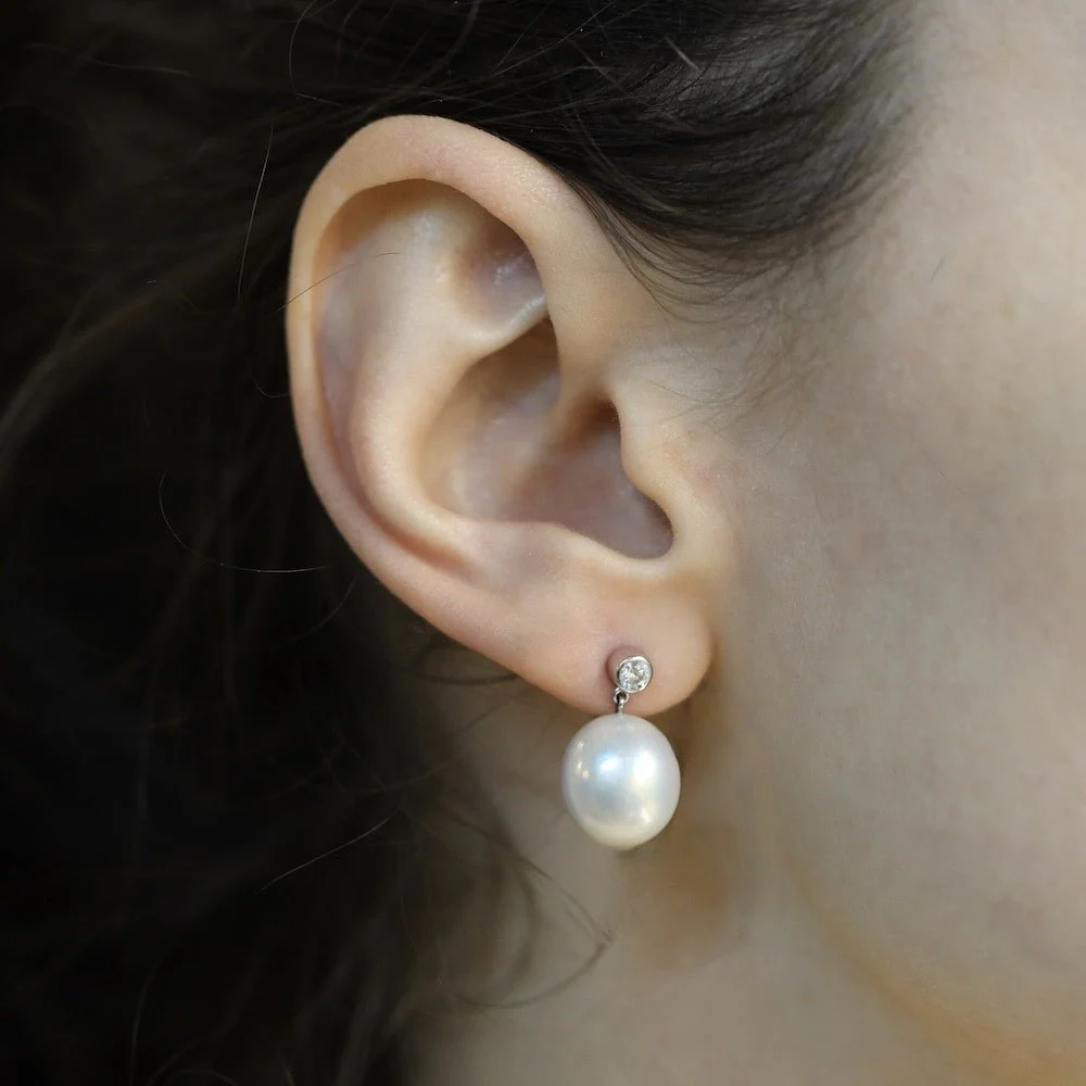 Boucles d'oreilles en or blanc, perles et diamants - Image 2