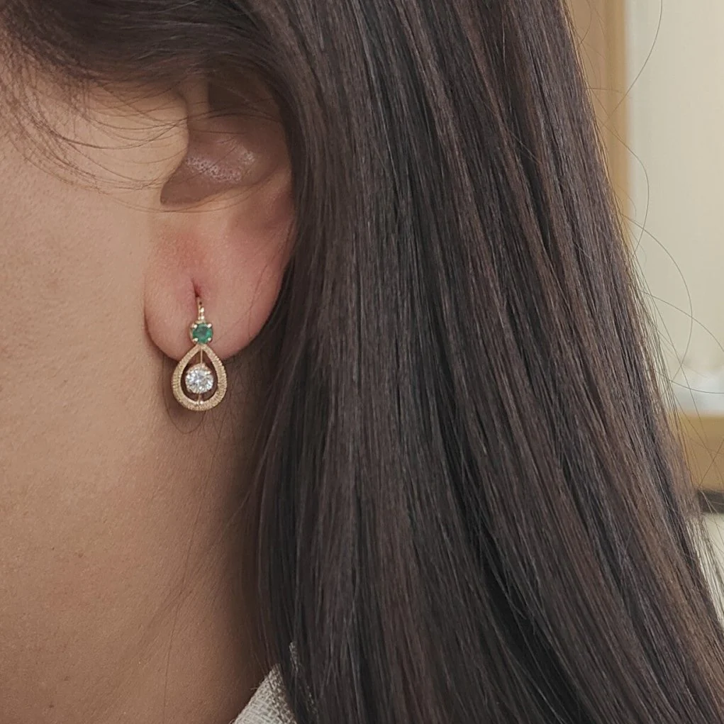 Boucles d'oreilles Dormeuses en or jaune, émeraudes et diamants - Image 2