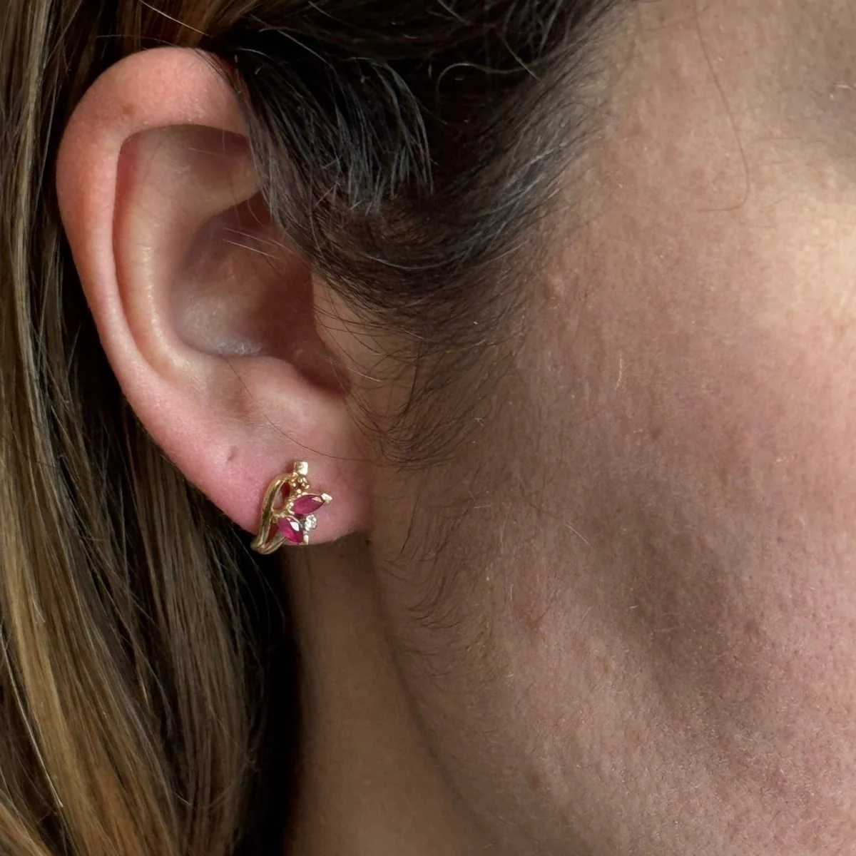 Boucles d'oreilles en or jaune, rubis et diamants - Image 2