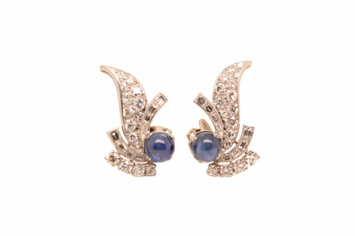 Boucles d'oreilles en platine serties de diamants et de saphirs