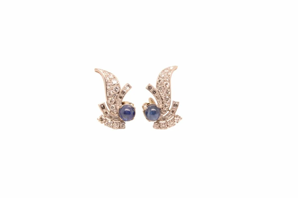 Boucles d'oreilles en platine serties de diamants et de saphirs - Image 2