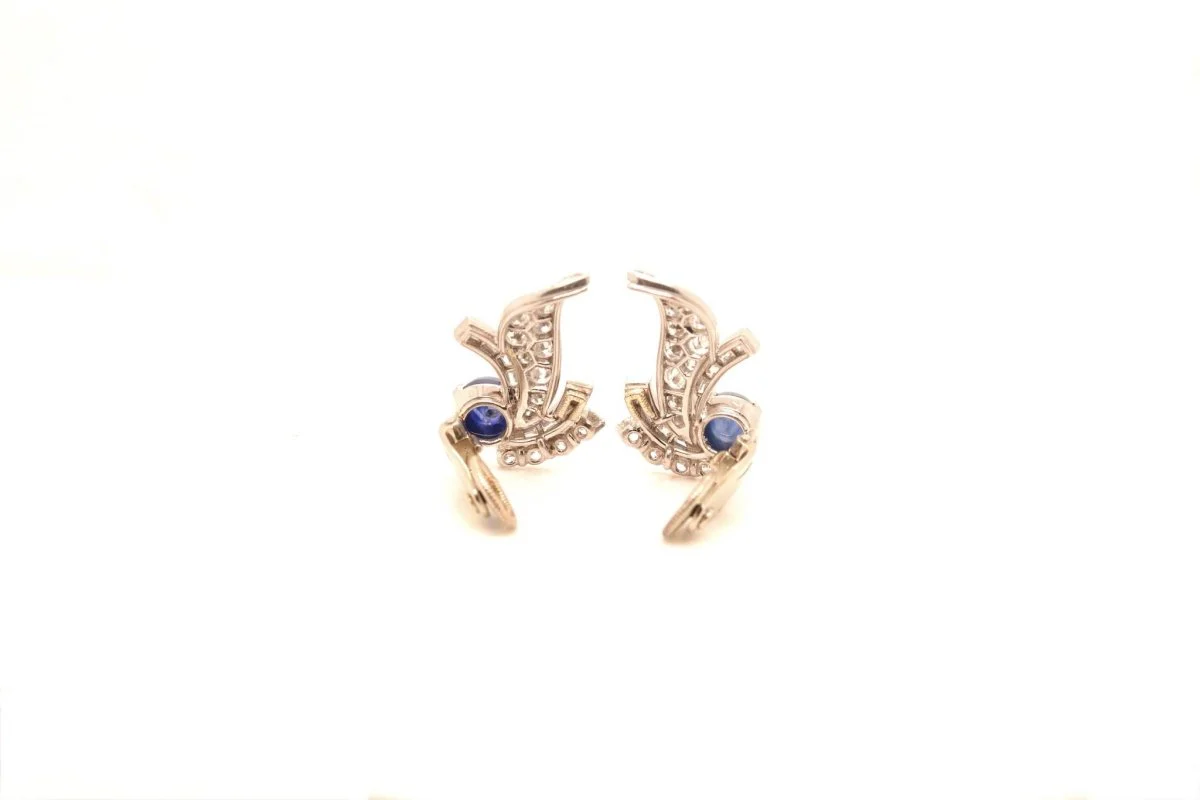 Boucles d'oreilles en platine serties de diamants et de saphirs - Image 3