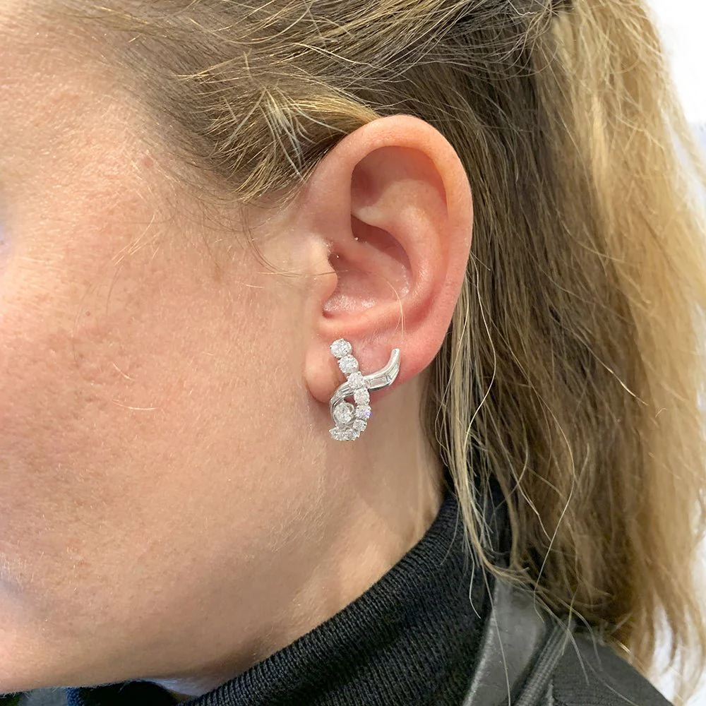 Boucles d'oreilles entrelacs en or blanc et diamants - Image 6
