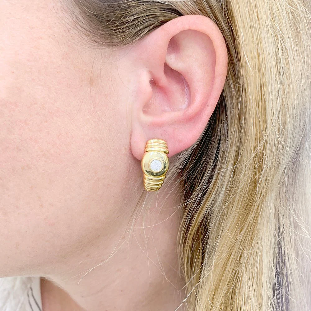 Boucles d'oreilles Fred, or jaune, diamants. - Image 2