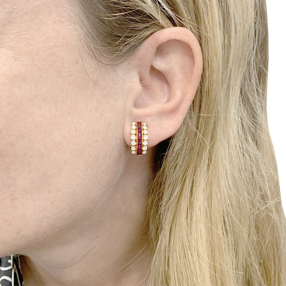 Boucles d'oreilles FRED, or jaune, diamants et rubis. - Image 5