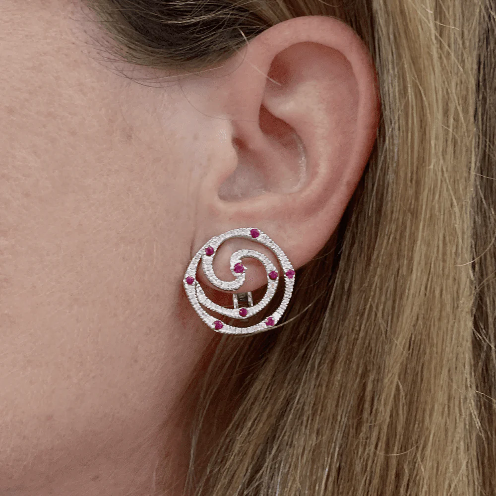 Boucles d'oreilles Puces GIOVANNI FERRARIS en or blanc, rubis et diamants - Image 2