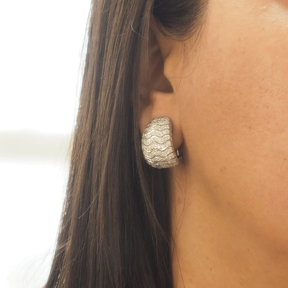 Boucles d'oreilles Clips en or blanc et diamants - Image 2