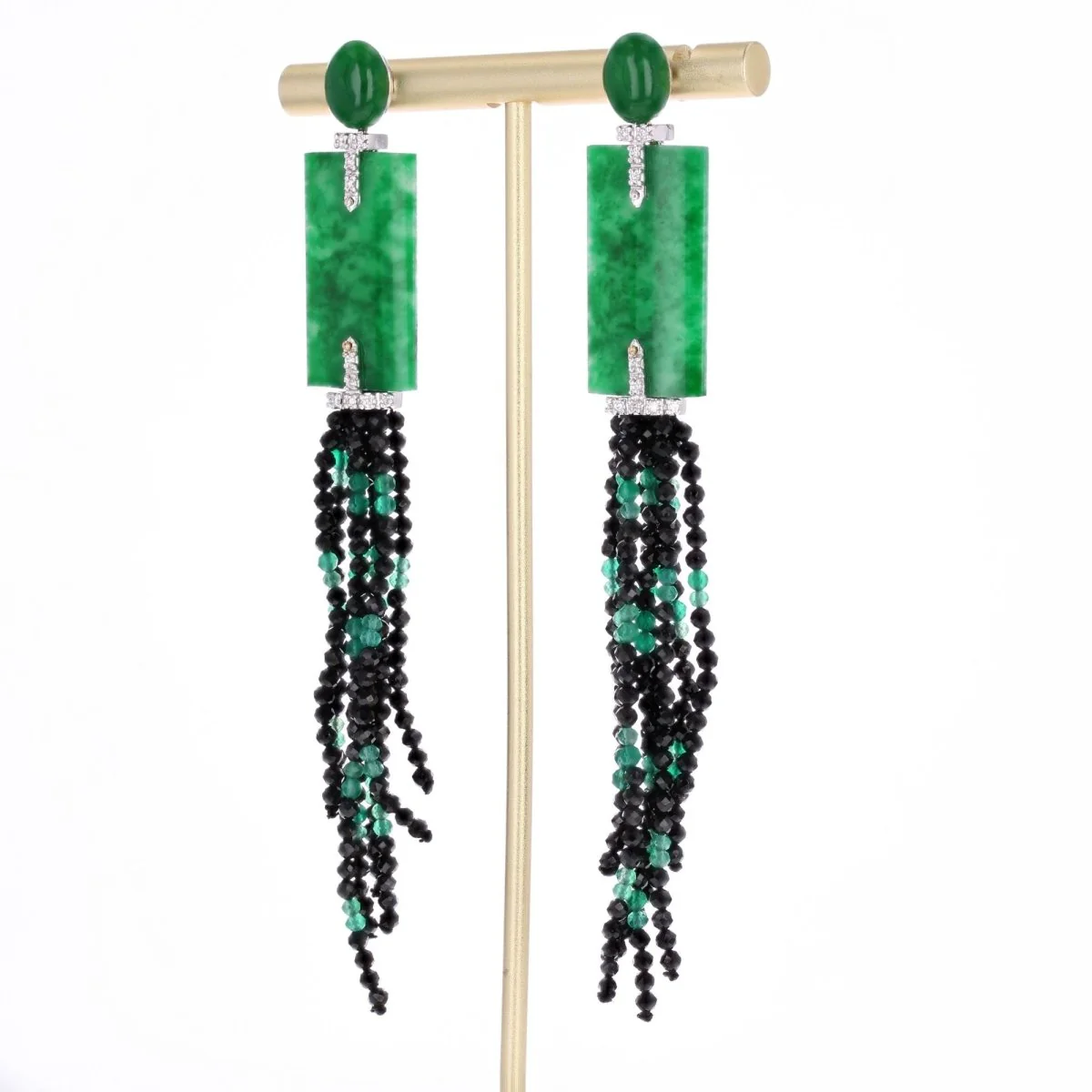 Boucles d'oreilles Pendantes en or blanc, jade, spinelles, émeraudes et diamants - Image 3