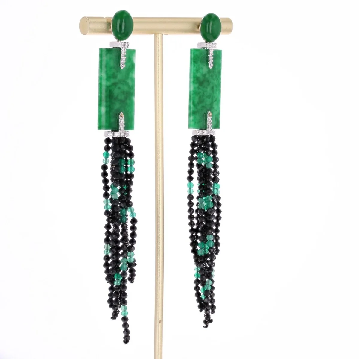 Boucles d'oreilles Pendantes en or blanc, jade, spinelles, émeraudes et diamants - Image 4