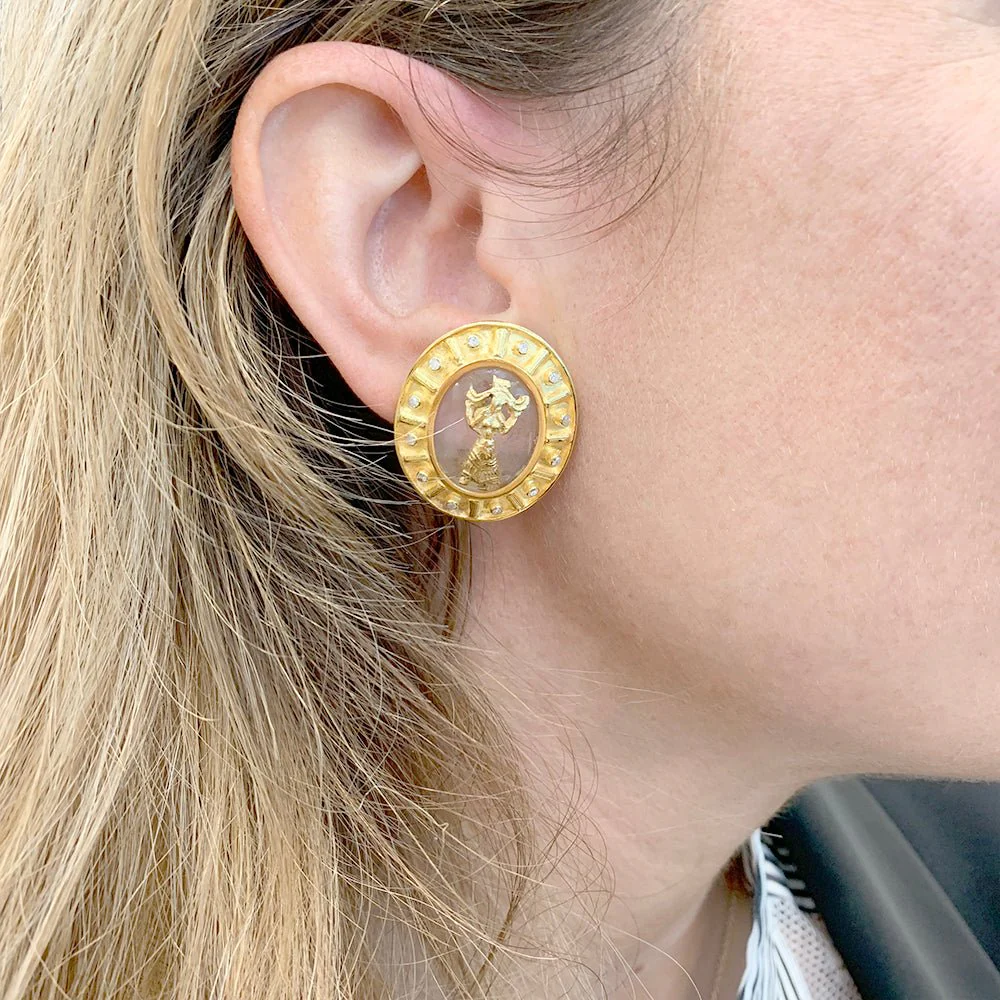 Boucles d'oreilles Clip LALAOUNIS en or jaune, diamants, et cristal de roche - Image 7