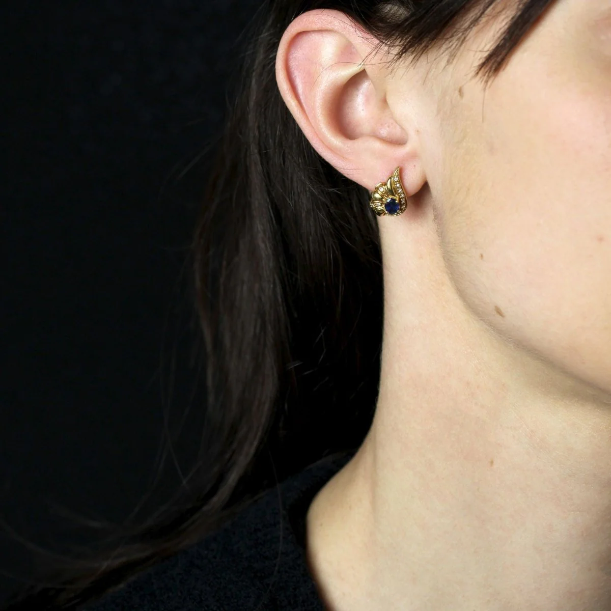 Boucles d'oreilles Noeud en or jaune, saphirs et diamants - Image 2