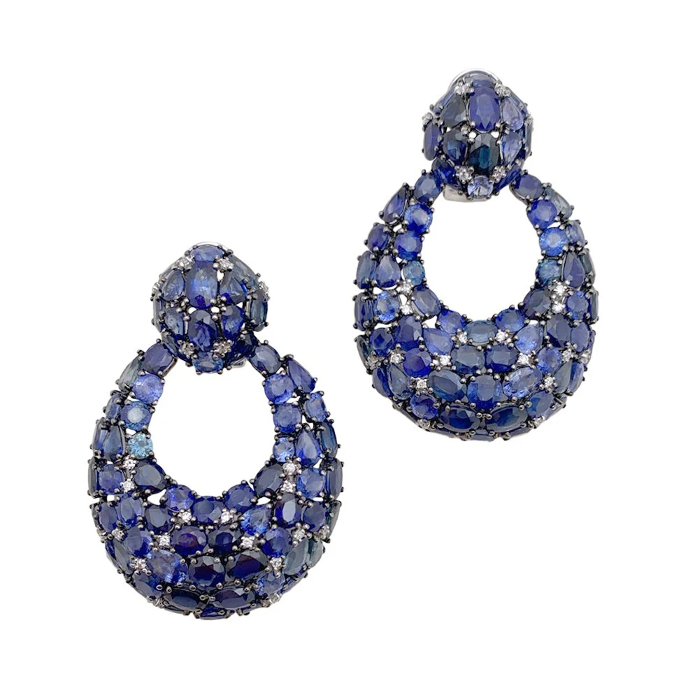 Boucles d'oreilles en or blanc noirci, saphirs et diamant