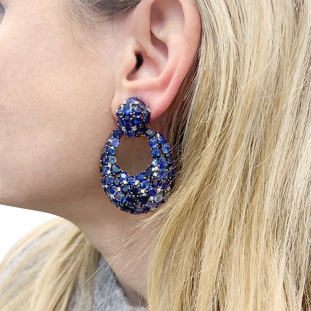 Boucles d'oreilles en or blanc noirci, saphirs et diamant - Image 2