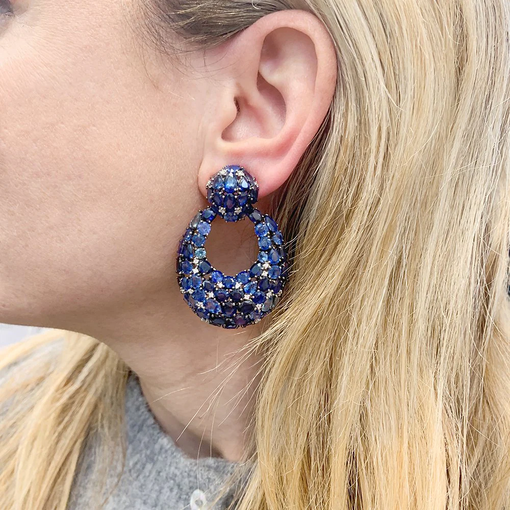 Boucles d'oreilles en or blanc noirci, saphirs et diamant - Image 4