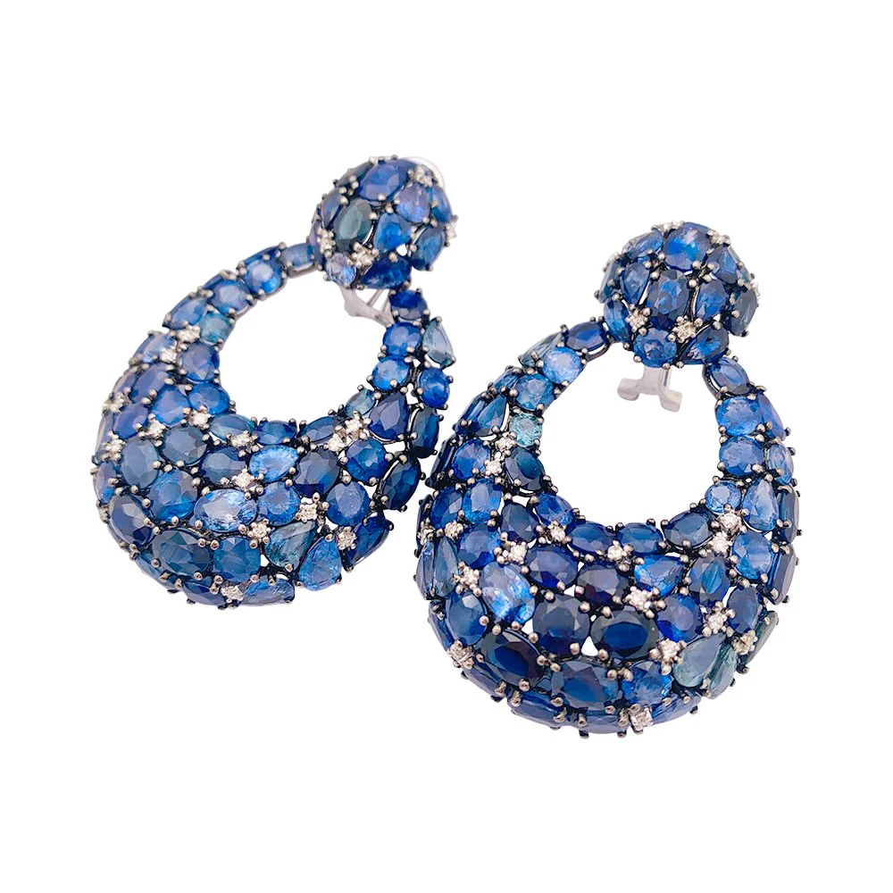 Boucles d'oreilles en or blanc noirci, saphirs et diamant - Image 5