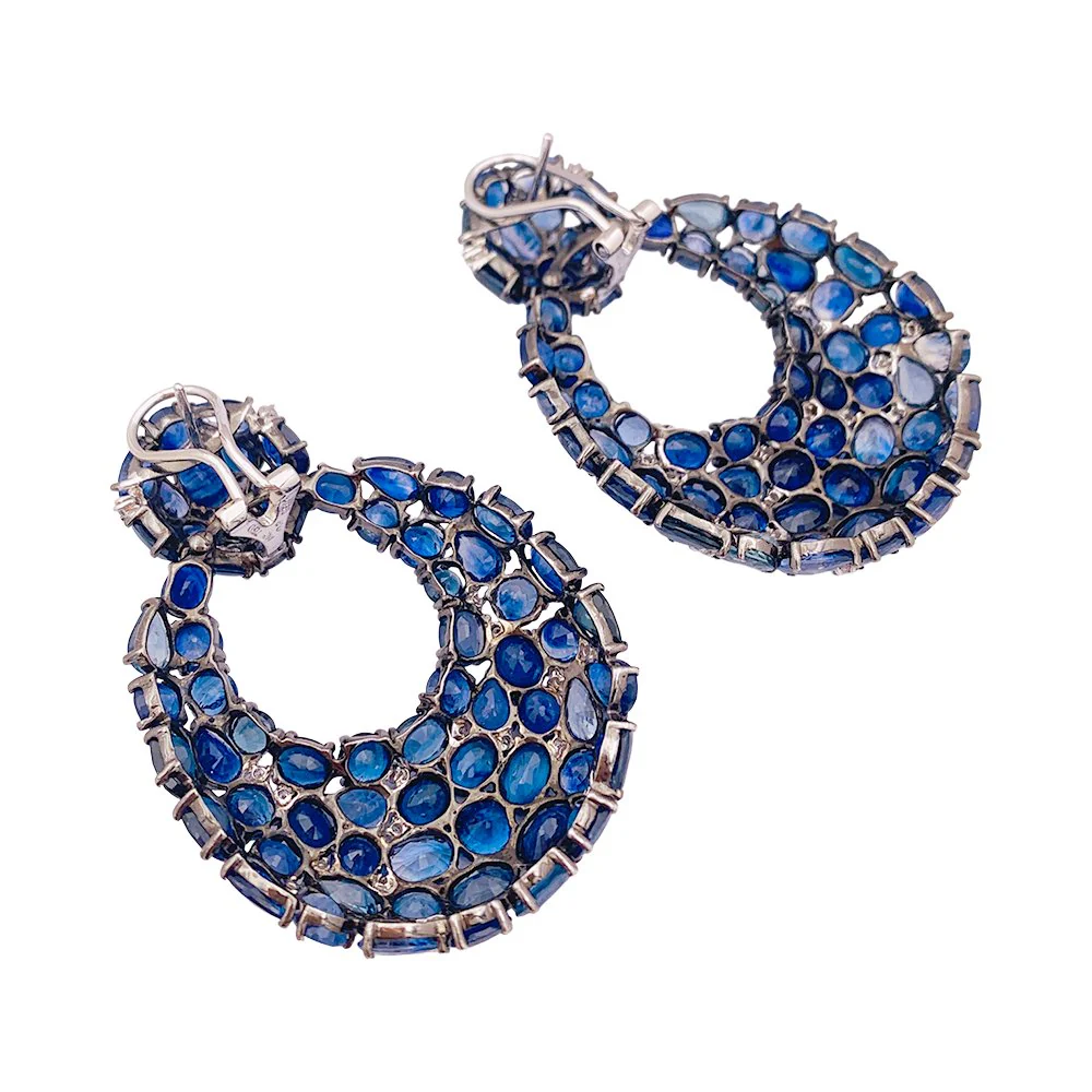 Boucles d'oreilles en or blanc noirci, saphirs et diamant - Image 6