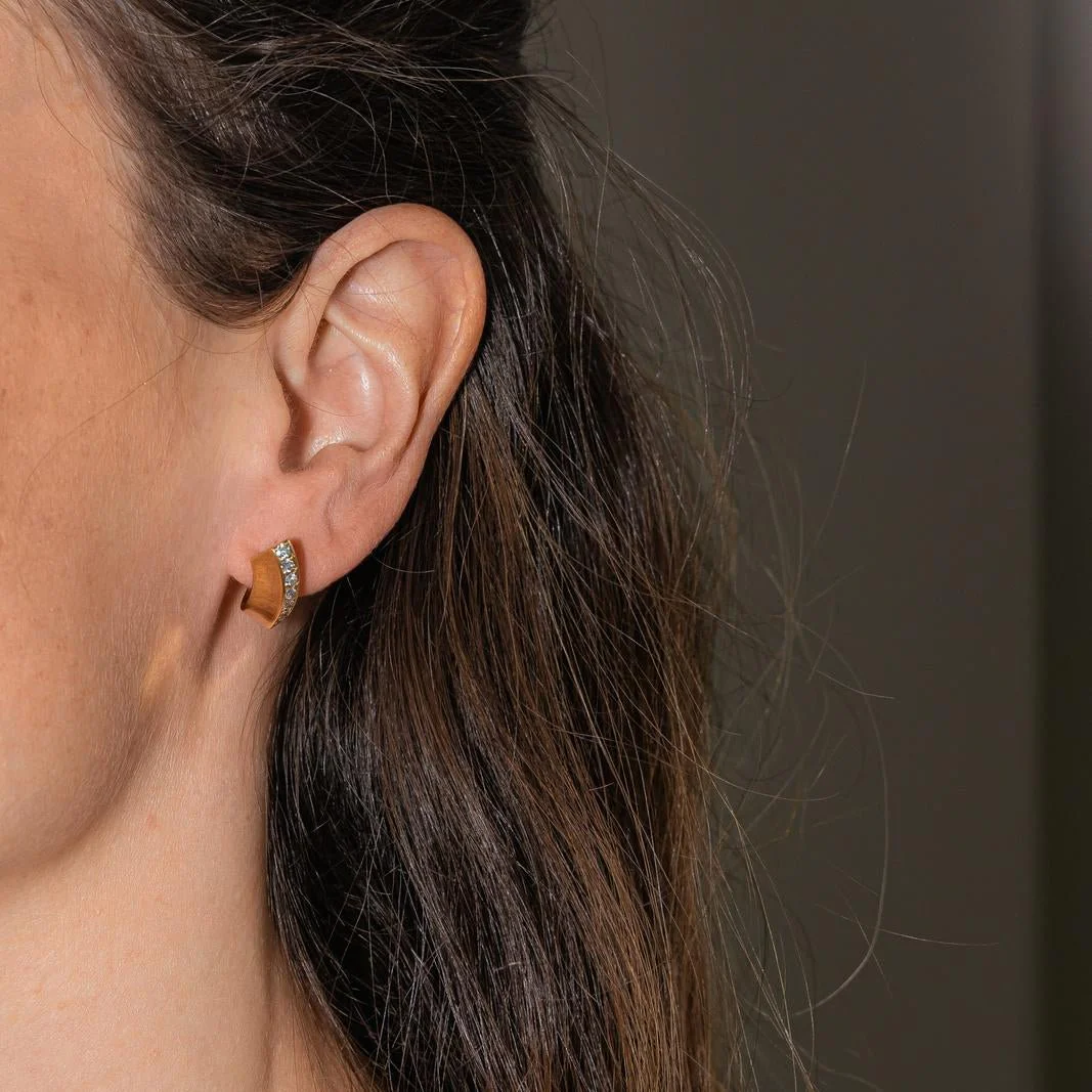 Boucles d'oreilles Puces en or jaune et diamants - Image 2