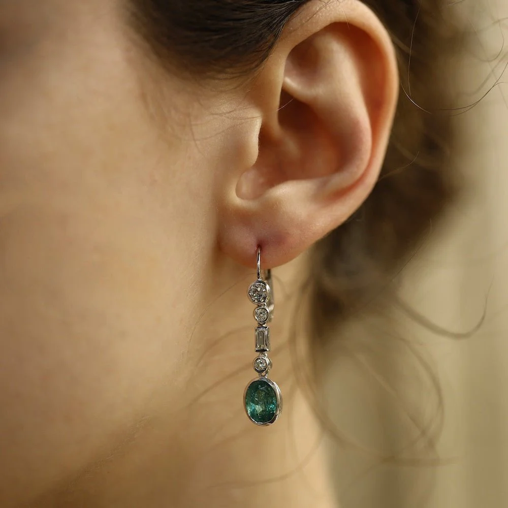 Boucles d'oreilles Pendantes en or blanc, émeraudes et diamants - Image 2