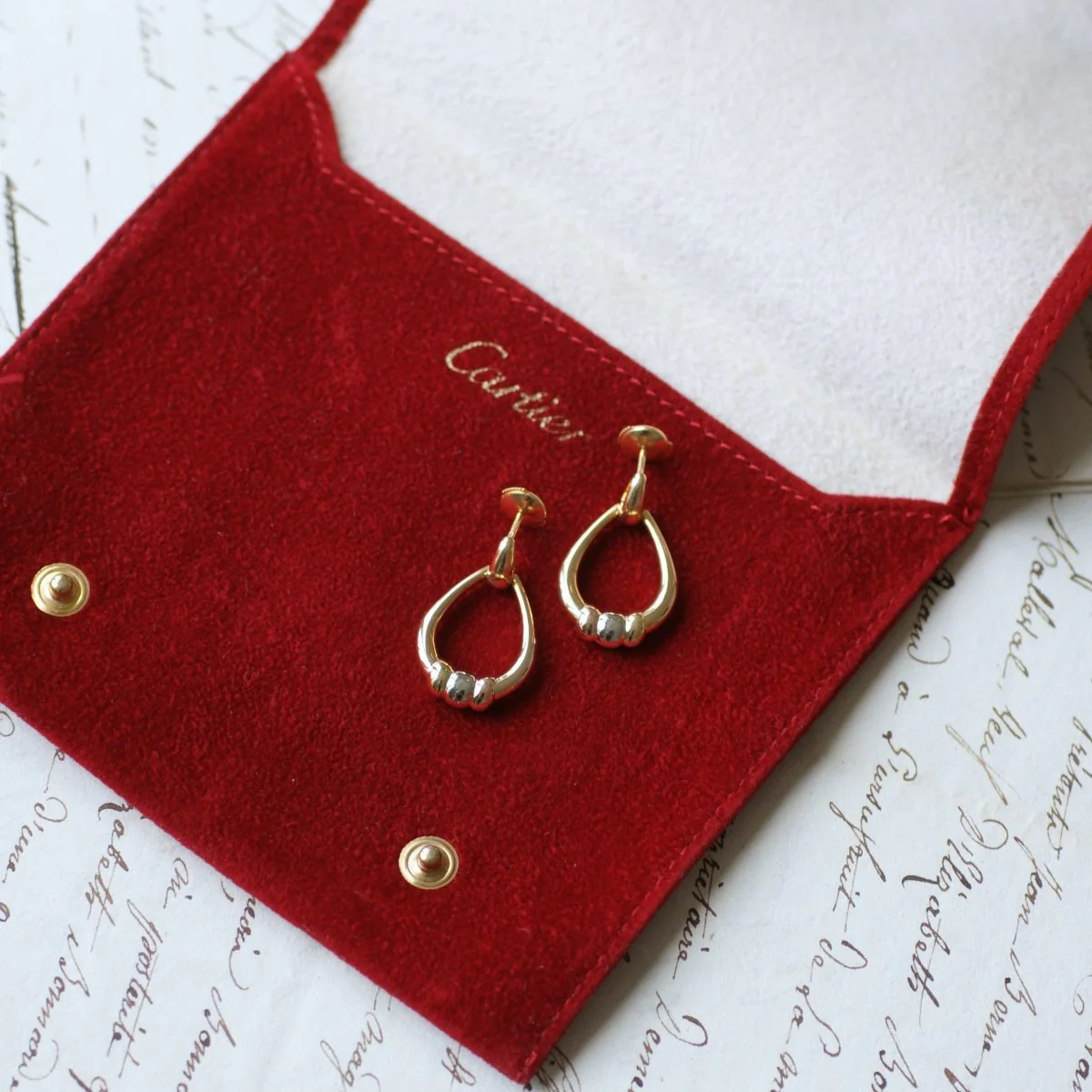Boucles d'oreilles Pendantes CARTIER "Trinity" en or jaune, or blanc et or rose - Image 5