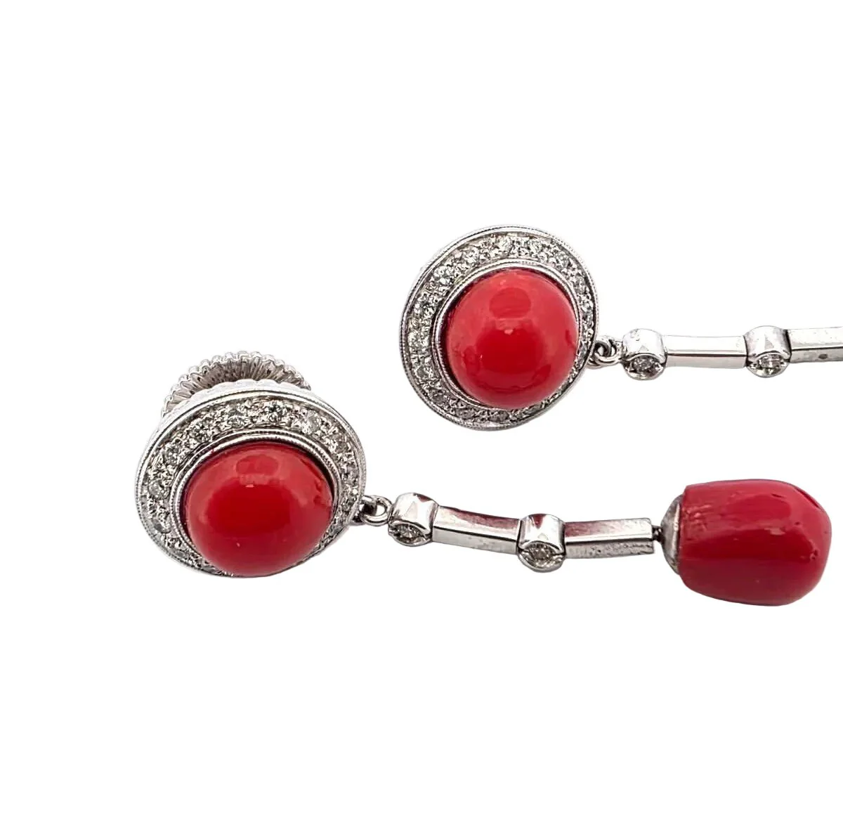 Boucles d'oreilles Pendantes en or blanc, corail et diamants - Image 2