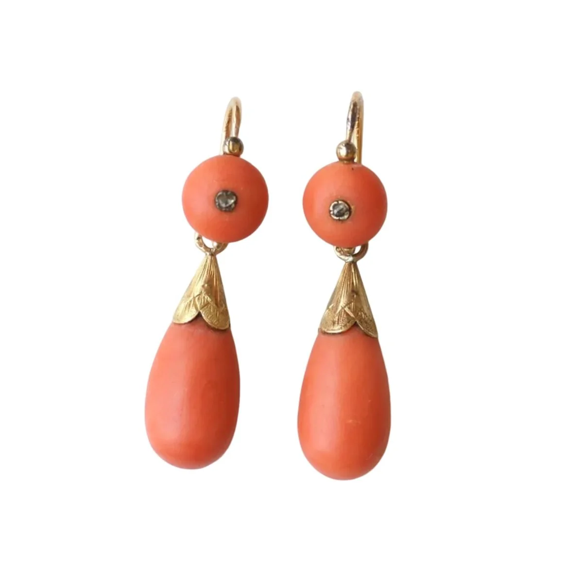 Boucles d'oreilles Pendantes en or jaune, corail et diamants