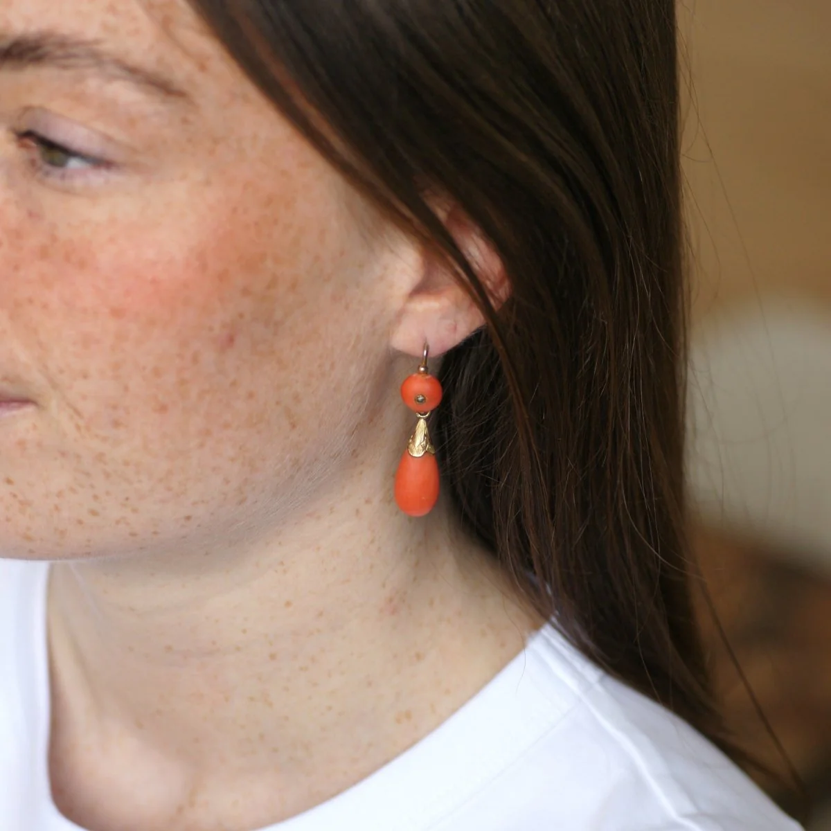 Boucles d'oreilles Pendantes en or jaune, corail et diamants - Image 2