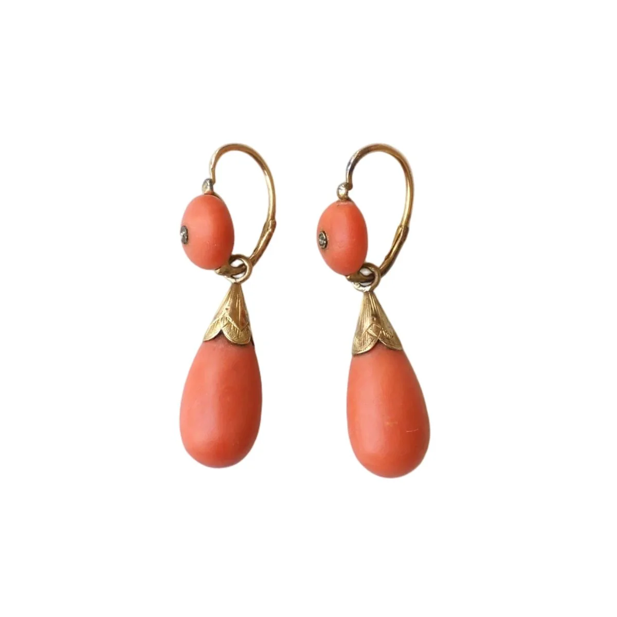 Boucles d'oreilles Pendantes en or jaune, corail et diamants - Image 3