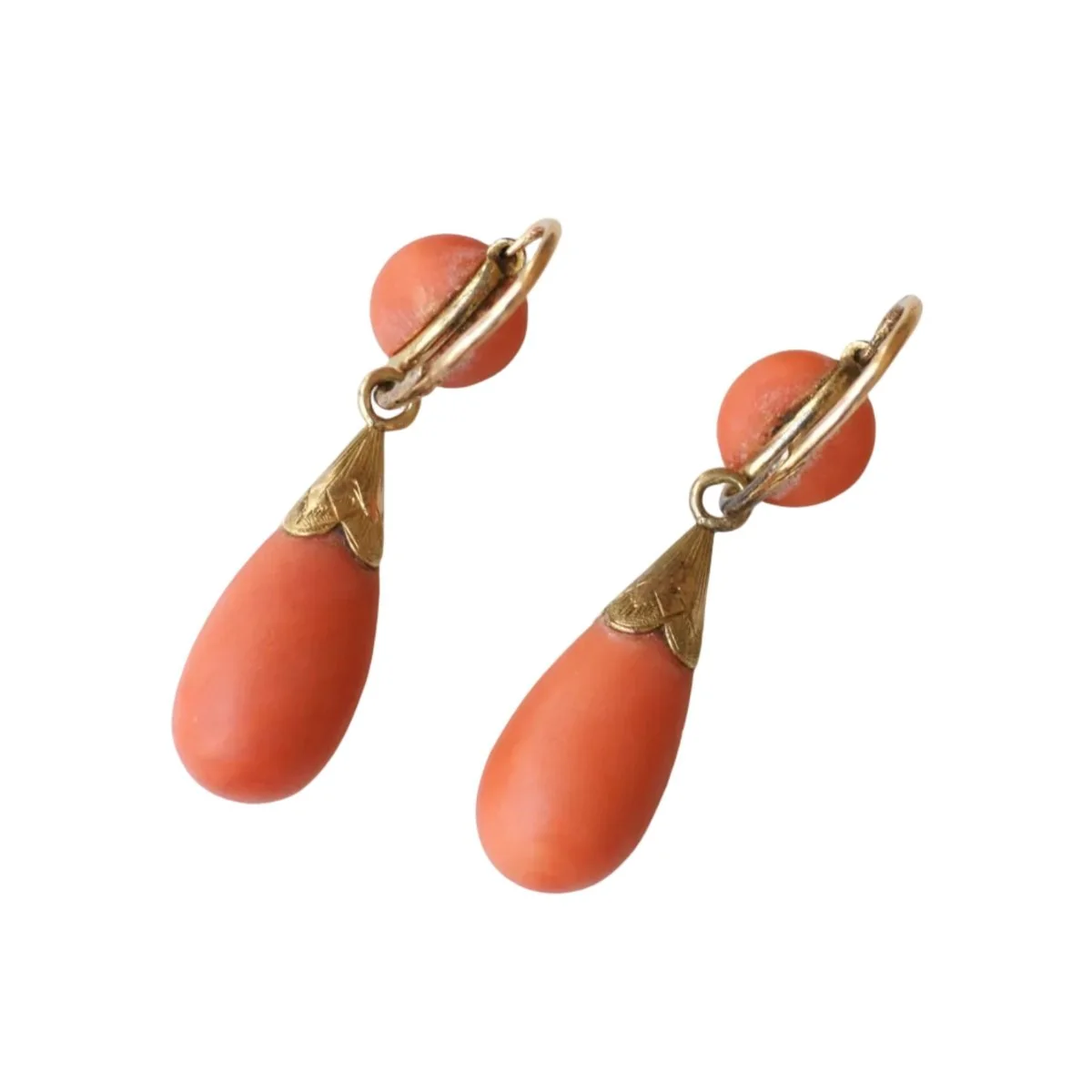 Boucles d'oreilles Pendantes en or jaune, corail et diamants - Image 4