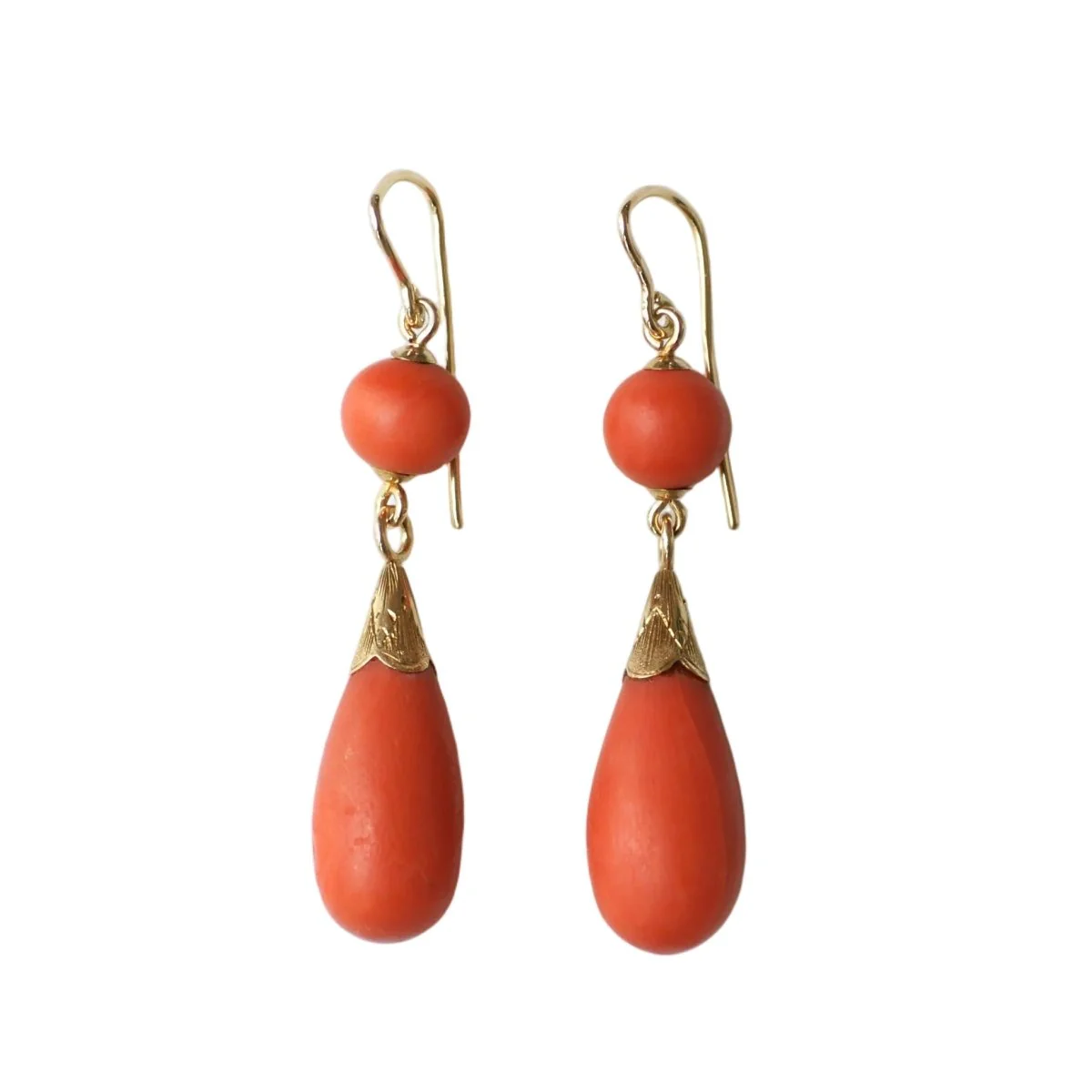 Boucles d'oreilles Pendantes en or jaune et corail