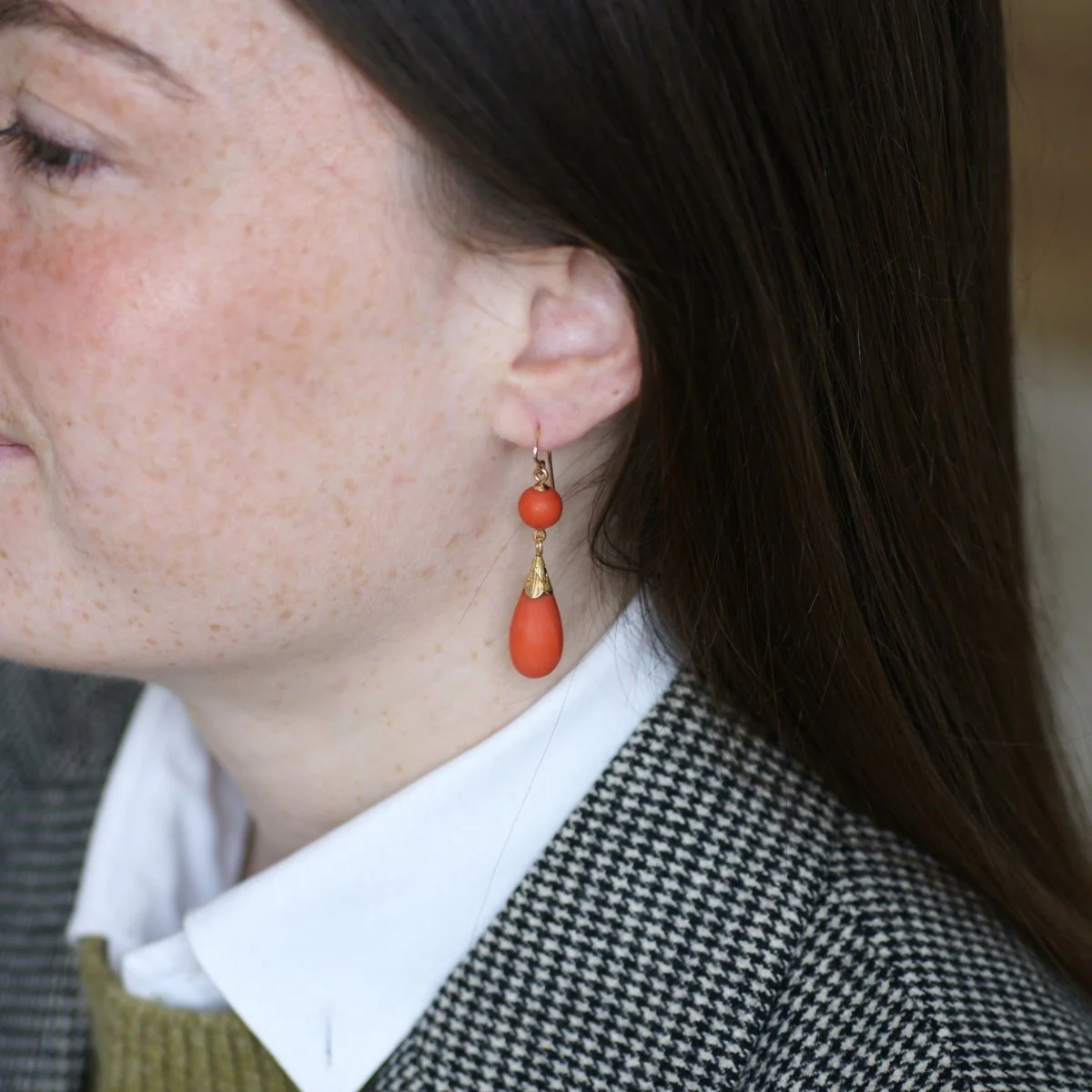Boucles d'oreilles Pendantes en or jaune et corail - Image 2