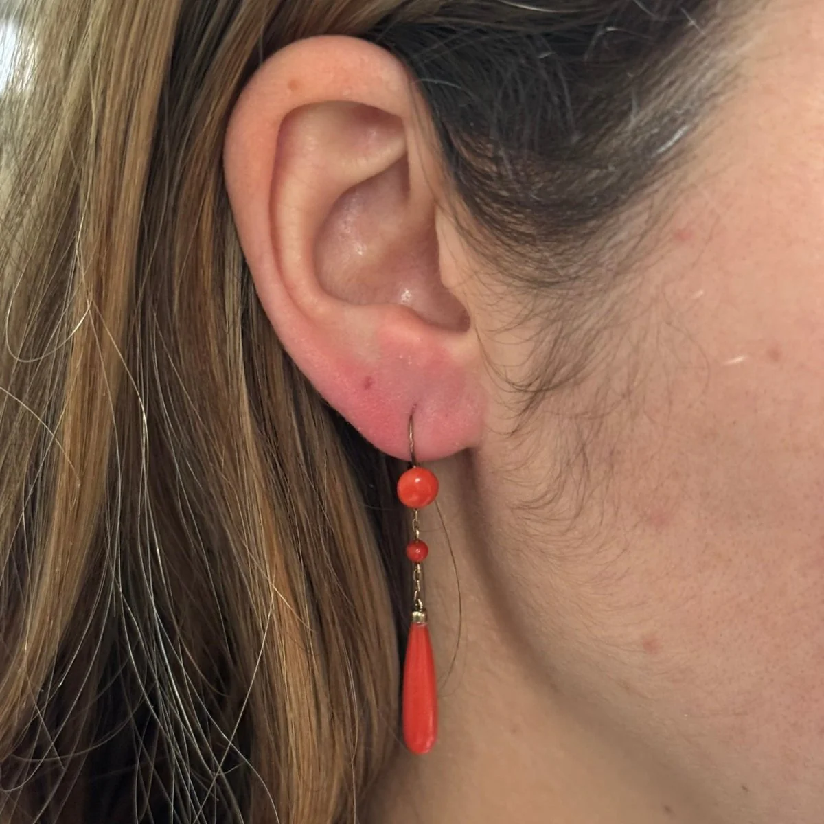 Boucles d'oreilles Pendantes en or jaune et corail - Image 2