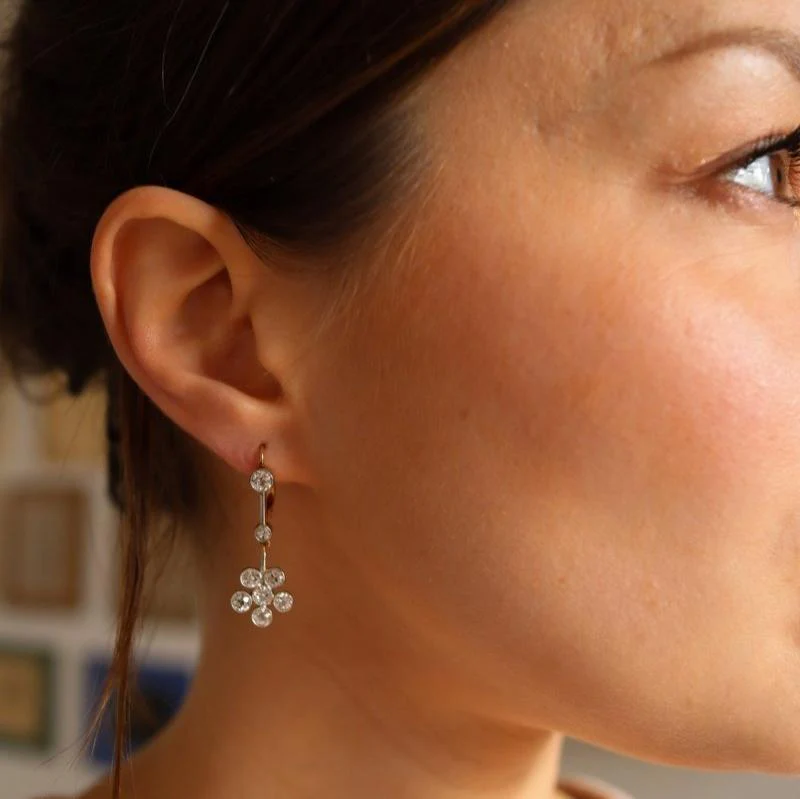 Boucles d'oreilles Pendantes Fleurs en or jaune et diamants - Image 2