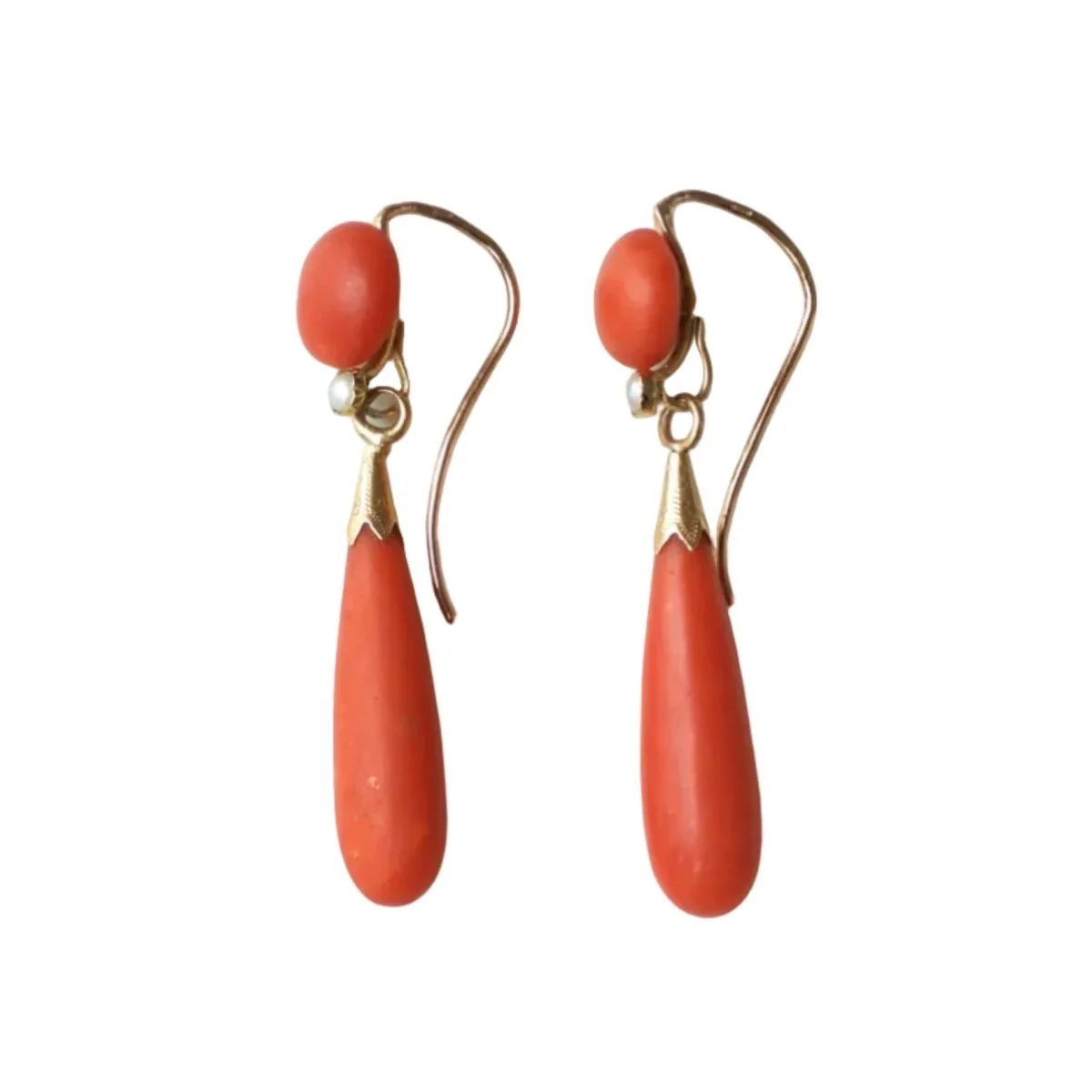 Boucles d'oreilles Pendantes en or jaune, perles et corail