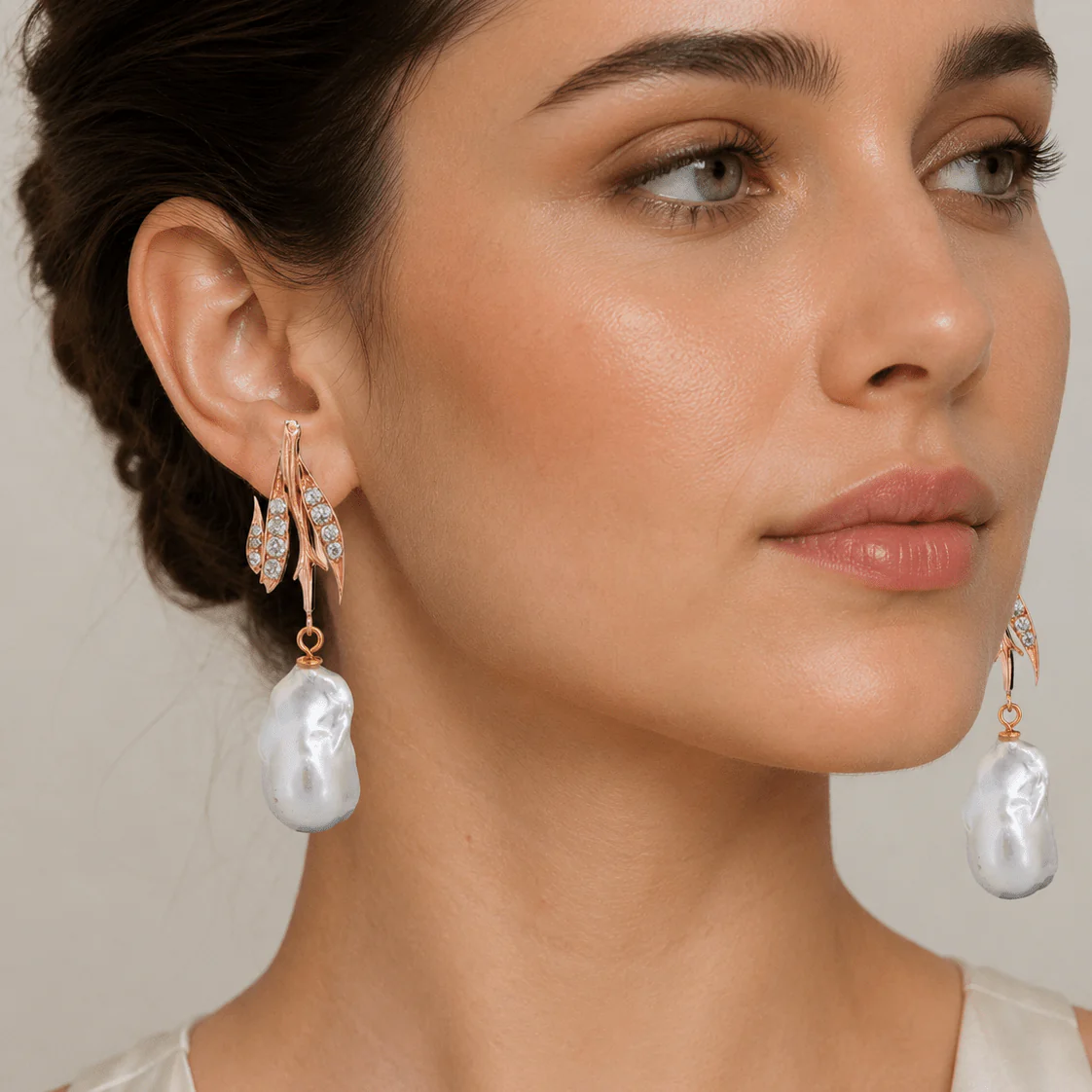 Boucles d'oreilles Pendantes en or jaune, perles et diamants - Image 2