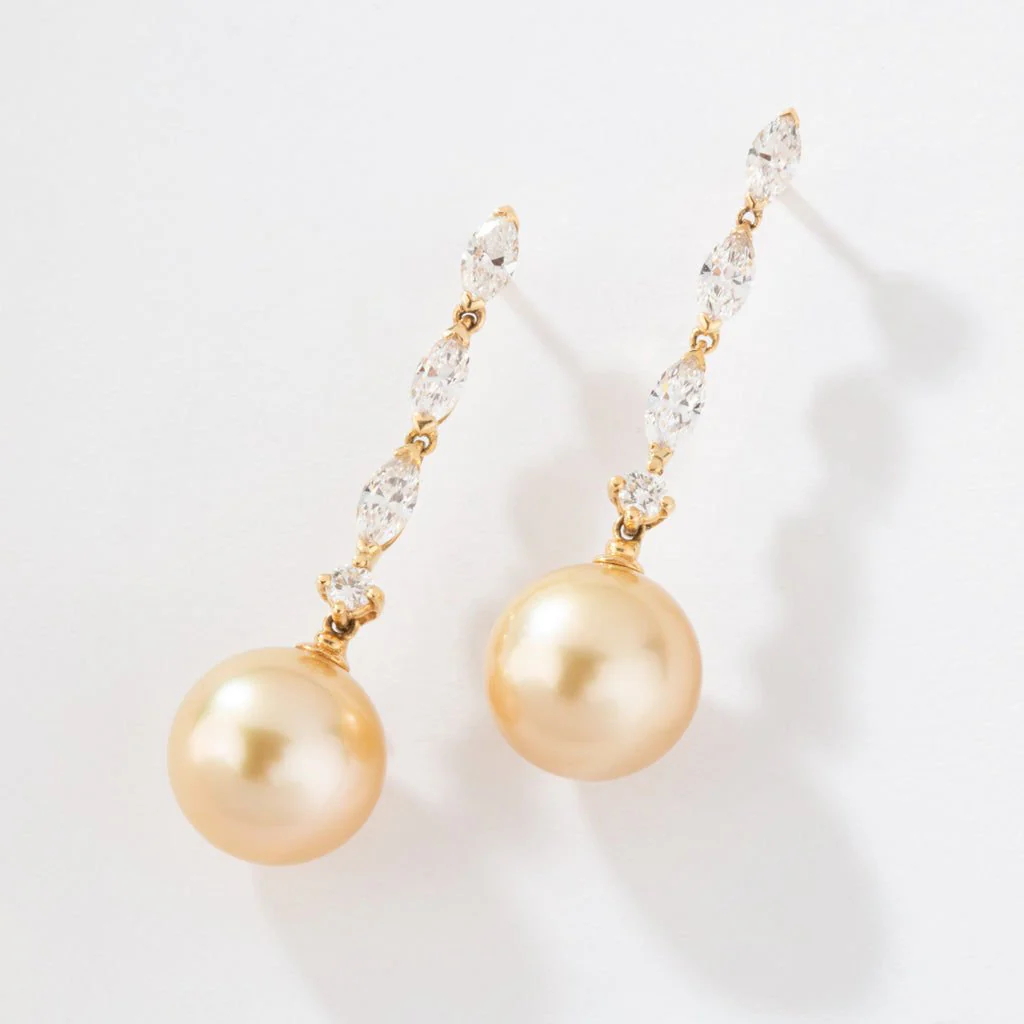 Paire de boucles d'oreilles en or jaune diamants navettes et perles gold des mer du sud - Image 2