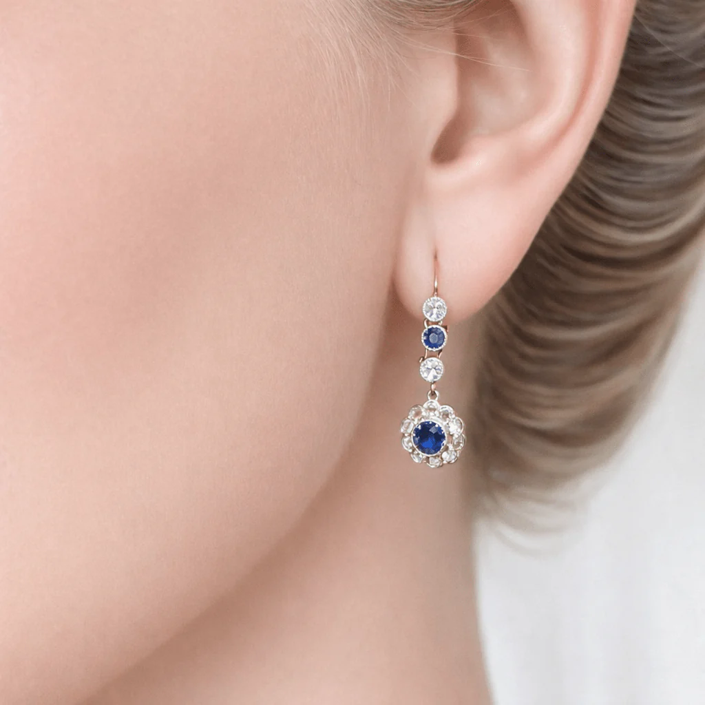 Boucles d'oreilles Pendantes en or jaune, platine, saphirs et diamants - Image 2